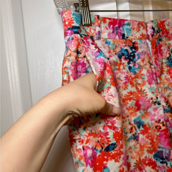 J. Crew - Breathable Tropical Soft Casual Textured Twill Floral Shorts in Size 4 - Picture 3 of 10